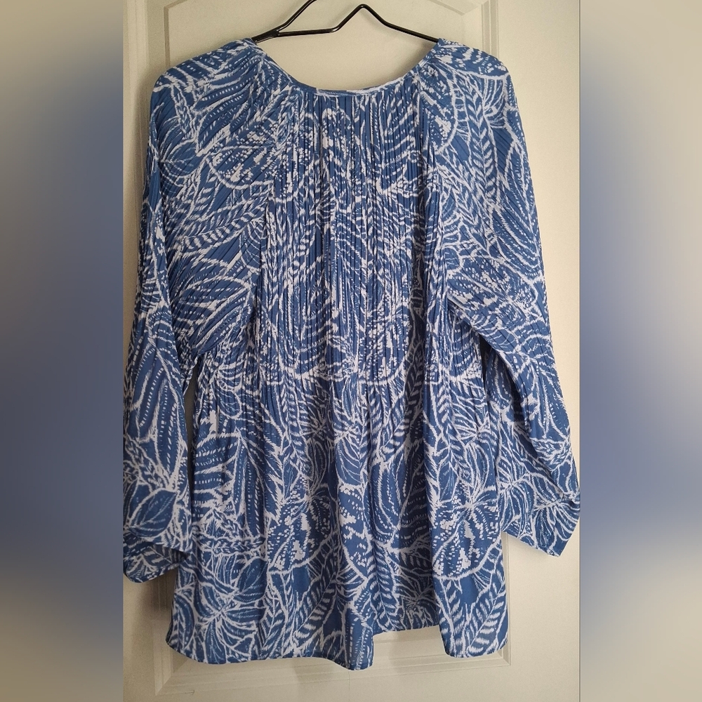 Sunny Leigh Blue and White Patterned Top Sz XL Long Sleeve Flowy Casual Party - Picture 2 of 7